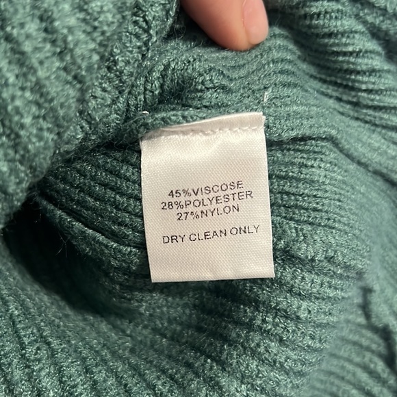 Thick V-neck scoop  sweater - Picture 6 of 6